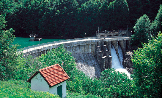 >Limpieza de perímetros de canales de centrales hidroeléctricas